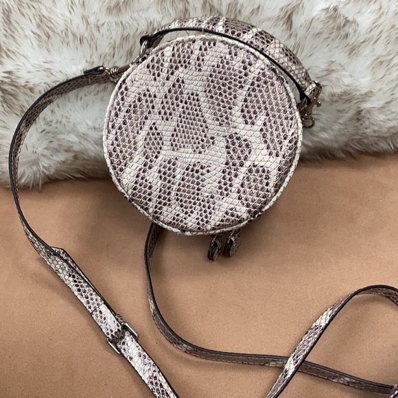 Express round python top zip crossbody bag. - Picture 3 of 8